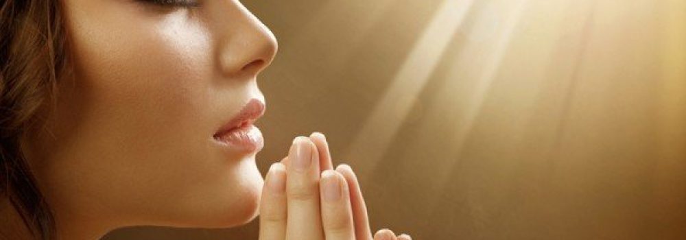 mulher-orando-07-2015-600x300-300x150@2x